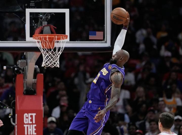  詹姆斯赛前疲惫不堪，却依旧高效输出；41岁传奇，继续书写不老神话。 体育新闻