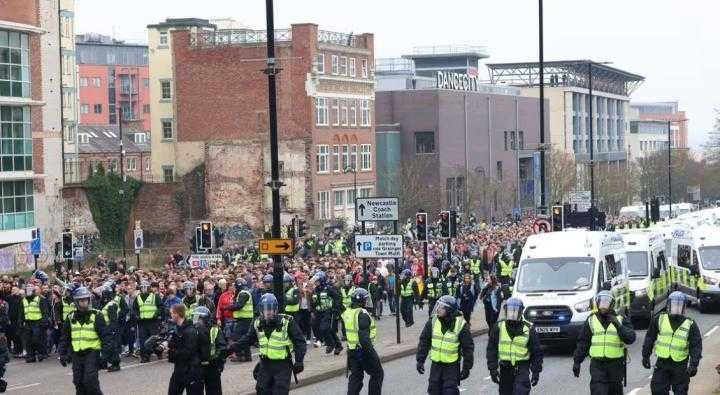  东北德比赛前突发事件，一名球迷遭逮捕；赛中歧视言论引中断。 体育新闻