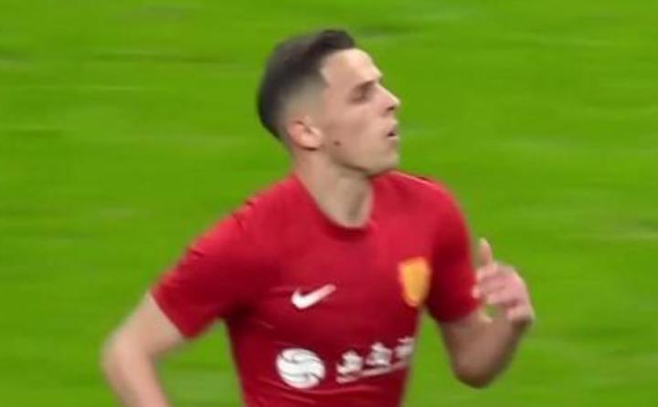 川渝德比激战正酣;3比3平局背后;是拼搏意志的生动展现。 体育新闻